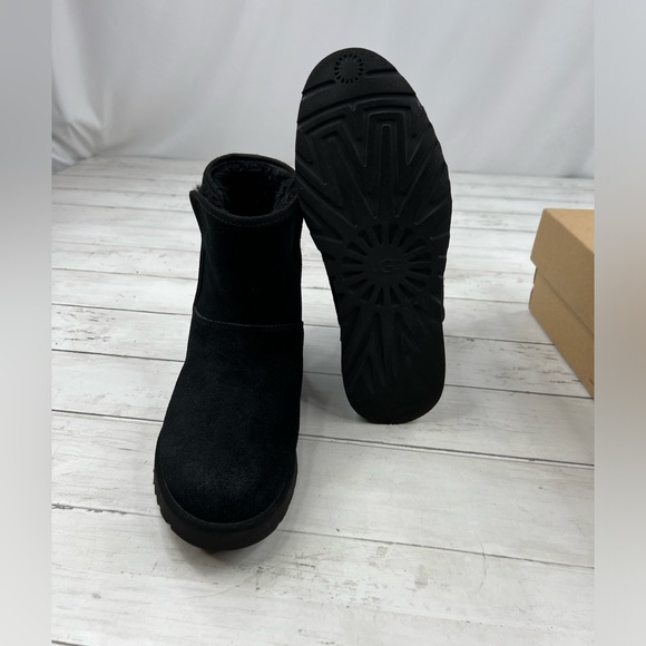 UGG Women’s Size 9 ‘Kristin’ Black Suede Boots - Picture 5 of 13